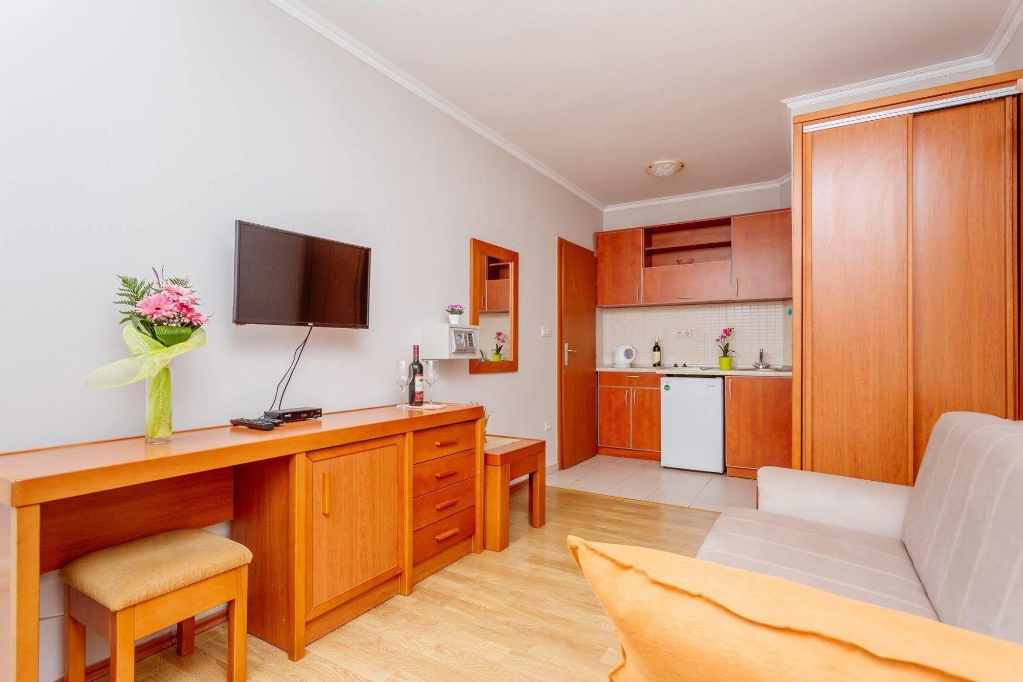 Perper Hotel Донья Ластва Екстер'єр фото