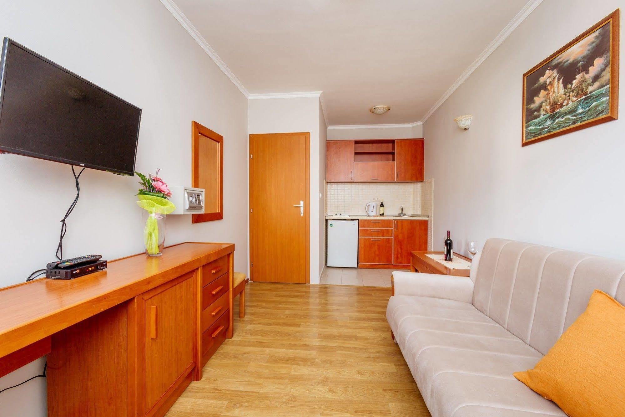 Perper Hotel Донья Ластва Екстер'єр фото