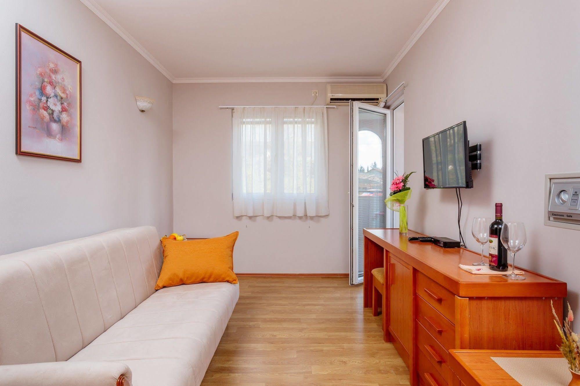 Perper Hotel Донья Ластва Екстер'єр фото