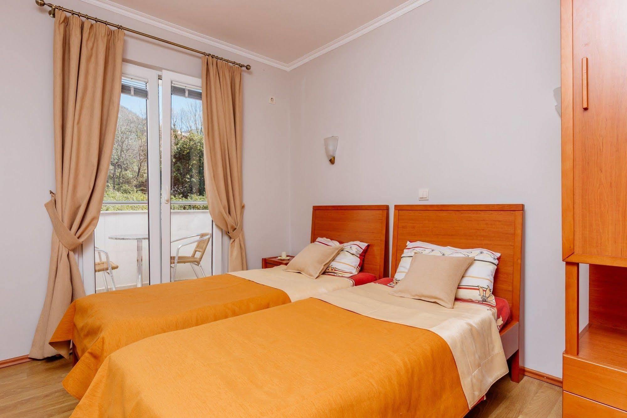 Perper Hotel Донья Ластва Екстер'єр фото