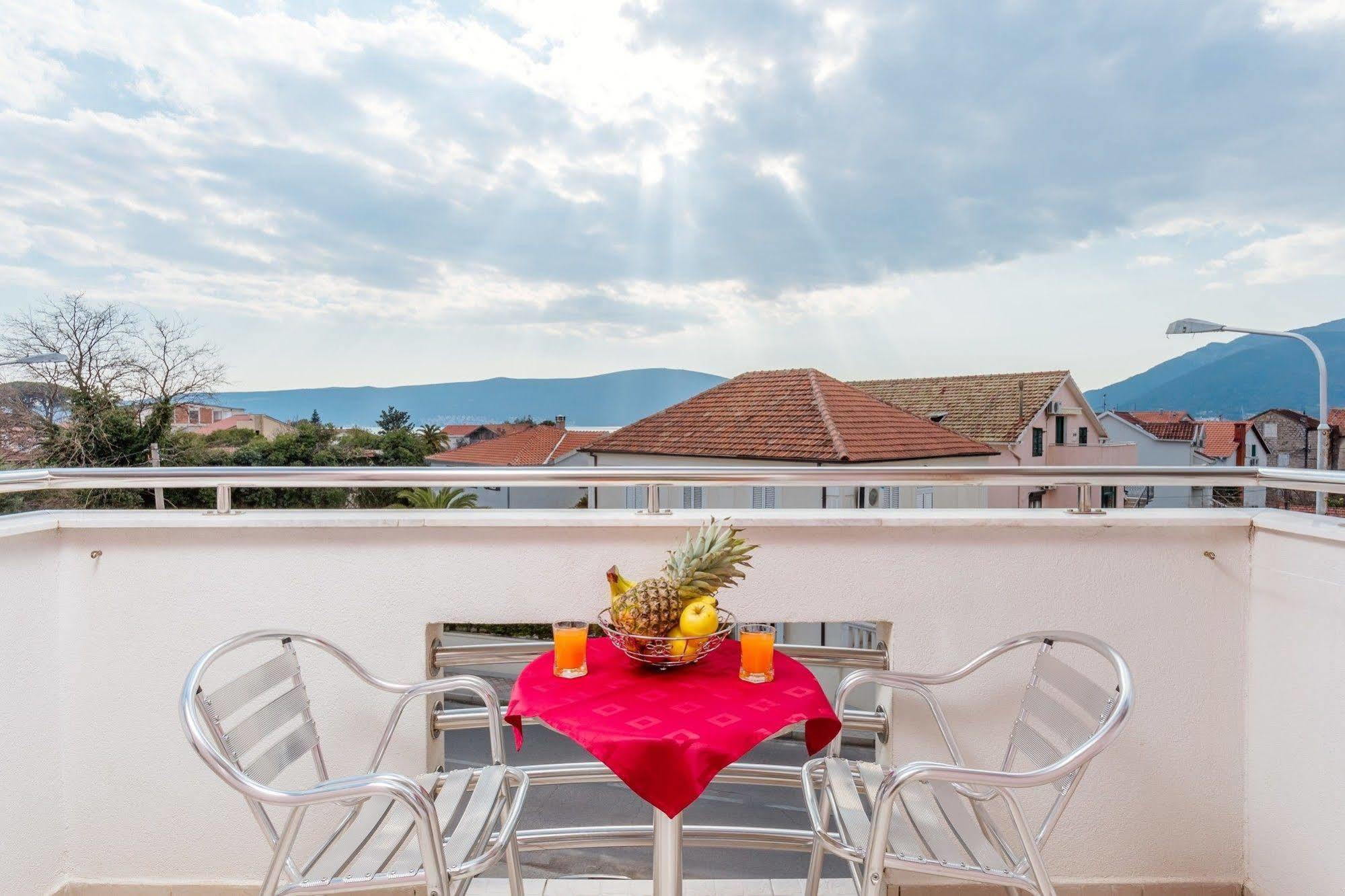 Perper Hotel Донья Ластва Екстер'єр фото